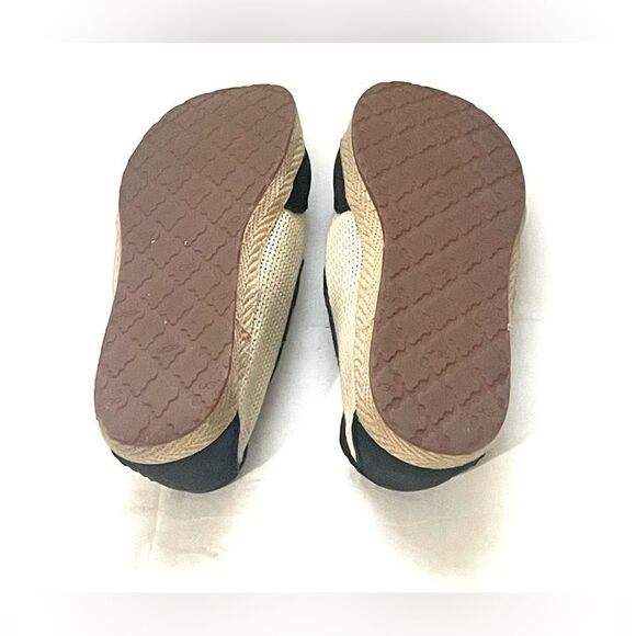 UGG Flats - Picture 6 of 6